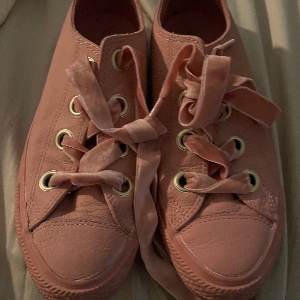Mauve converse